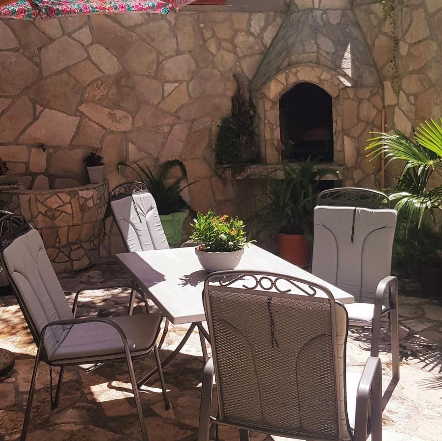 מוסטר Moonrise Apartment מראה חיצוני תמונה
